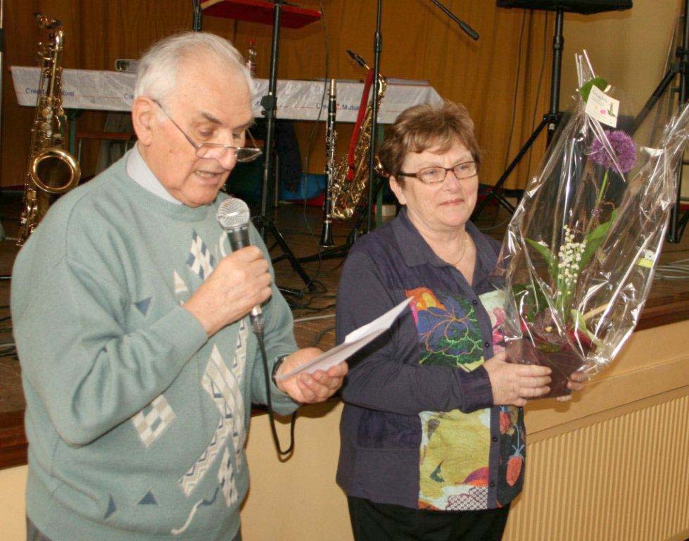 Mr Marcel REYMANN  président honoraire offrant des fleurs à la Présidente Blanche RISSER, le 01/05/2013